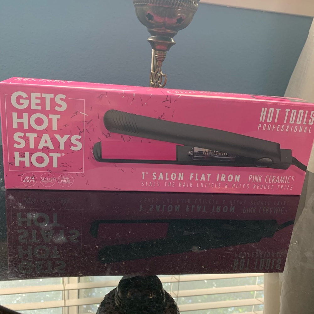 BRAND NEW HOT TOOLS FLAT IRON!!💕💕💕